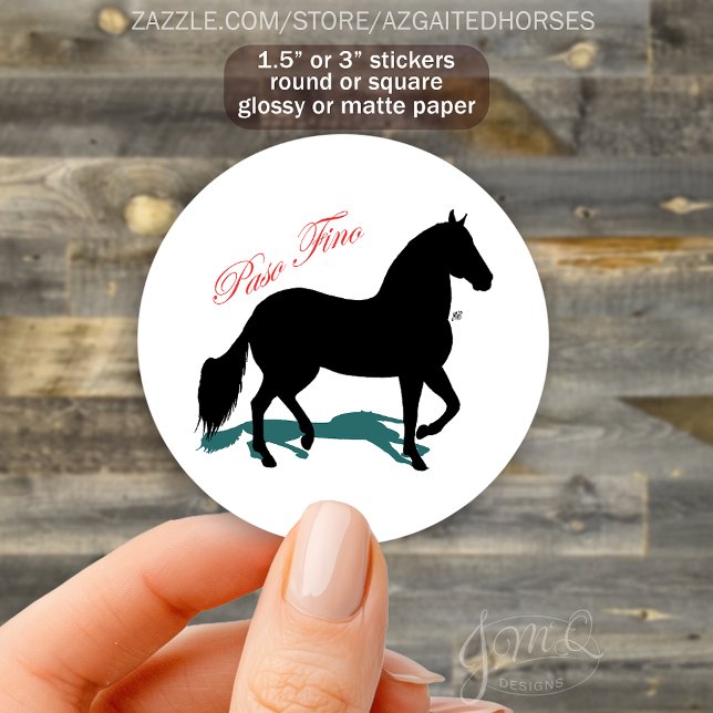 Adesivo Redondo Paso Fino Horse Silhouette Elegante (Round sticker featuring a black Paso Fino horse silhouette with red script text reading “Paso Fino.”)