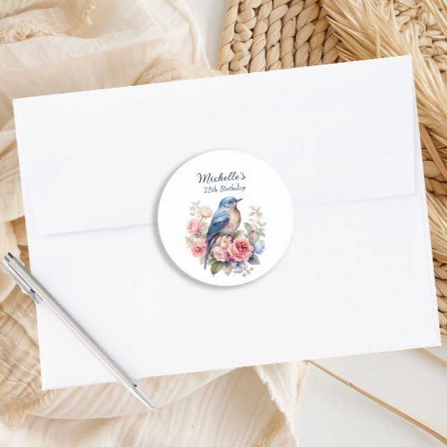 Adesivo Redondo Pássaro Azul Flores Rosa Aniversário de 75 anos (Blue bird pink floral birthday party envelope seal sticker)