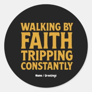 Adesivo Redondo Passeando por Faith Tripando Constantemente Engraç