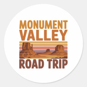 Adesivo Redondo Passeio de Carro por Monument Valley - Aventura Cê
