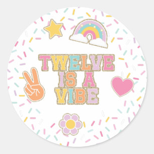 Adesivo Redondo Patch Preppy Twelve é uma Vibe Aniversário de 12 a