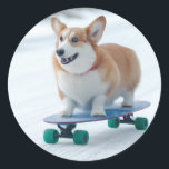 Adesivo Redondo Patinador de diversão do Corgi<br><div class="desc">Aqui está um lindo skate Corgi no inverno. Um adesivo divertido que pode ser usado em cartões e presentes nesta temporada de férias. Exatamente para o amante de Corgi adicionar um toque desse cachorro maravilhoso e brincalhão a presentes e cartas.</div>