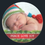 Adesivo Redondo Pau de Foto de Amor de Paz de Natal Personalizado<br><div class="desc">Belo Pau de Foto de Alegria Feriada de Natal com Amor,  adorado com vergreens e uma fita vermelha com rendas brancas.</div>
