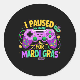 Adesivo Redondo Pausei Meu Jogo Para O Jogo De Jogo Do Mardi Gras.