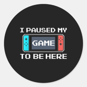 Adesivo Redondo Pausou Meu Jogo Para Estar Aqui 8 Bits Engraçado J