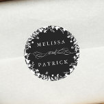 Adesivo Redondo Pavimento de Flores Brancas Silhueta Preto<br><div class="desc">Este elegante adesivo de casamento apresenta a silhueta de flores silvestres como uma coroa com os seus nomes. Para uma personalização mais avançada deste design,  clique no BOTÃO FERRAMENTA DESIGN AZUL acima! Itens correspondentes também estão disponíveis.</div>