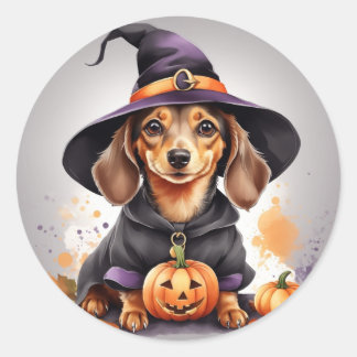 Adesivo Redondo Paws & Potions: Bruxa Dachshund em uma Abóbora