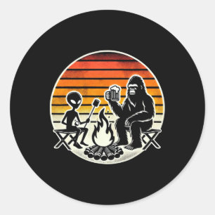 Adesivo Redondo Pé Grande e Alien Acampando Bebendo Cerveja