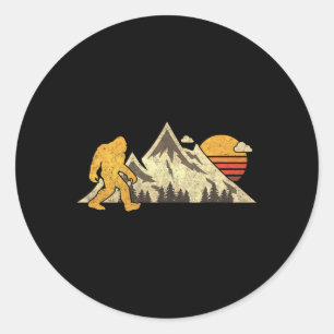 Adesivo Redondo Pé Grande Sol da Montanha Vintage Sasquatch Acampa