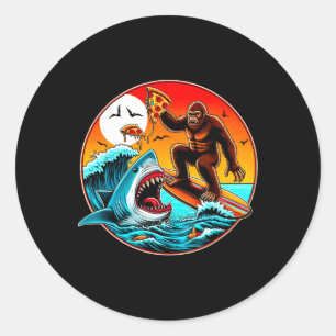 Adesivo Redondo Pé Grande Surfando Comendo Pizza Ataque de Tubarão