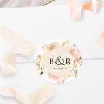 Adesivo Redondo Peach, Blush, Envelope De Casamento Creme / Favor<br><div class="desc">Um monograma elegante selante de envelope de casamento ou adesivo de favor com detalhes florais de cor d'água lindíssimos em uma bela mistura de pêssego, laranja, rosa-pincel, creme e matizes de champanhe. Centro em champané com iniciais e segunda linha de texto em matizes pretos. Também disponível com texto em tons...</div>