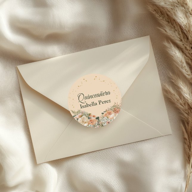 Adesivo Redondo Peach Fuzz Floral e Glitter Dourado Quinceanera (Peach Fuzz Floral and Gold Glitter Quinceanera Classic Round Sticker on an elegant envelope.)