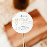 Adesivo Redondo Pearls & Prosecco Chá de panela Favor Sticker<br><div class="desc">Estes Chás de panela Pearls & Prosecco Favor Stickers apresentam pérolas elegantes pintadas à mão com uma flauta de champanhe para decorar o seu chá de panela ou brunch. Estas etiquetas adesivas são um belo toque para o seu chá de panela com o nosso decor de Chás de panela Pérolas...</div>