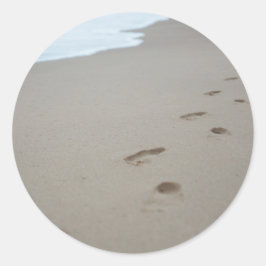 Adesivo Redondo Pegadas em uma praia branca em Moçambique