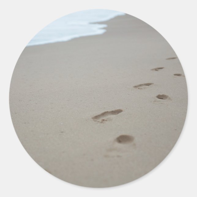 Adesivo Redondo Pegadas em uma praia branca em Moçambique (Frente)