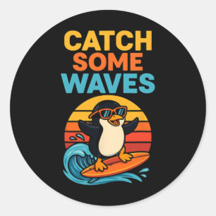 Adesivo Redondo Pegue Algumas Ondas – Cartoon de Pinguim Surfando 