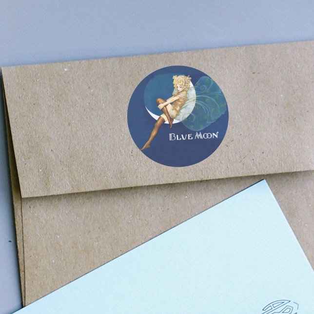Adesivo Redondo Pentes de fada de lua azul (Pretty blond fairy on blue moon in silk stockings on round dark blue sticker.)