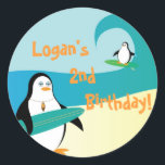 Adesivo Redondo Pepe Surfer Penguin Little Kid Birthday Sticker<br><div class="desc">Convite de aniversário para temas de surf e pinguim com dois pinguins de surf. Um está cavalgando o outro segurando uma prancha. Um convite perfeito para uma festa de aniversário temática de surf para um jovem garoto! Personalize com seu próprio texto e fontes!</div>
