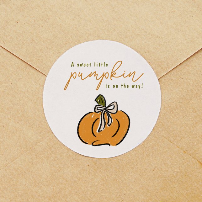 Adesivo Redondo Pequena Abóbora No Caminho Do Chá de fraldas (Cute little pumpkin on the way Baby Shower round sticker.)