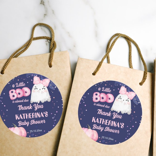 Adesivo Redondo Pequena garota fantasma do Halloween chá de fralda (Little boo pink girl Halloween baby shower thank you favor stickers cute ghost starry night favors)