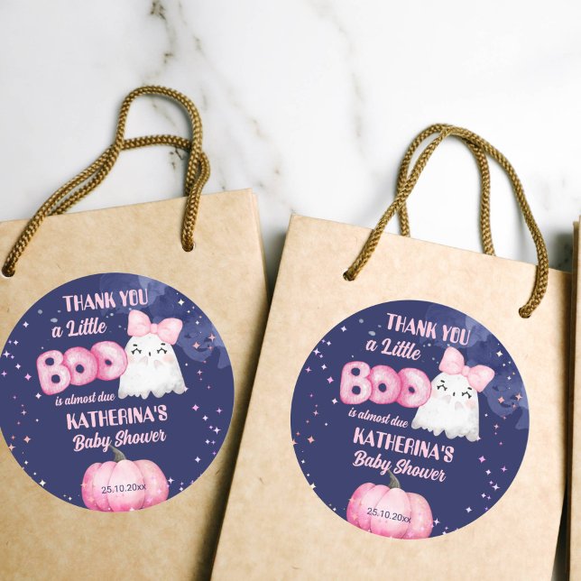 Adesivo Redondo Pequena garota fantasma do Halloween chá de fralda (Little boo cute girl ghost baby shower thank you favor stickers navy blue background pink pumpkin)