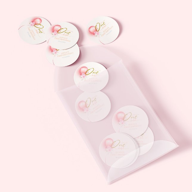 Adesivo Redondo Pequena Miss Um Balão Rosa Maravilhoso Aniversário (Criador carregado)