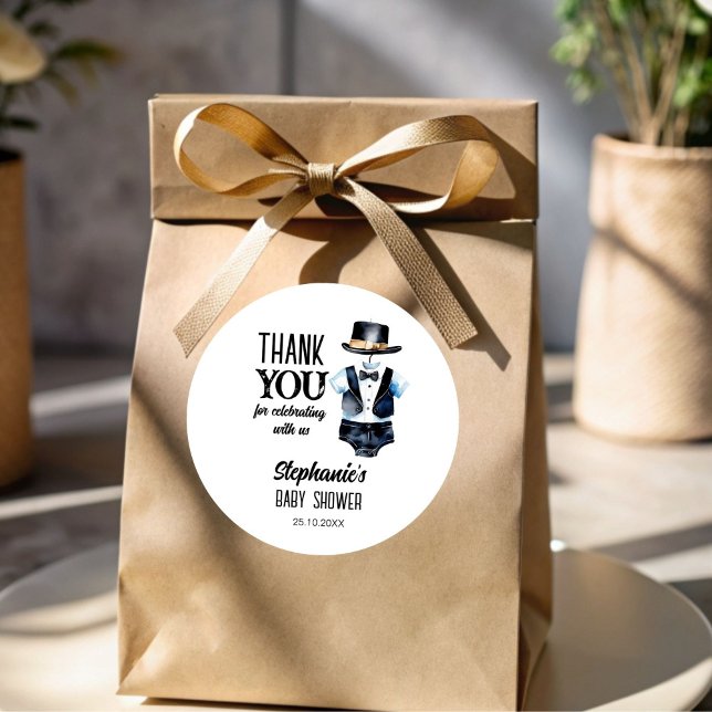 Adesivo Redondo Pequeno chá de fraldas preto de smoking (Little man baby shower black tuxedo hat thank you favor sticker template boy baby shower favors)