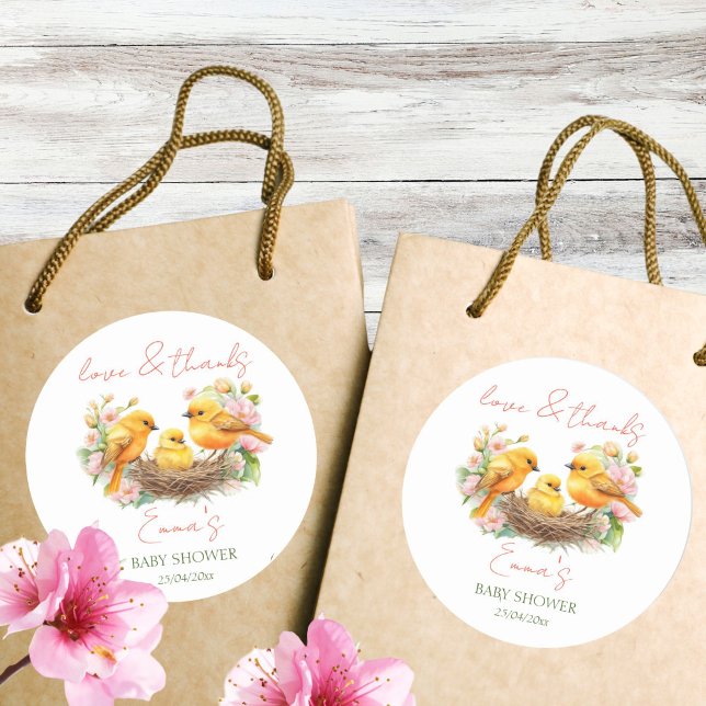 Adesivo Redondo Pequeno passarinho nascendo logo a favor do chá de (Little birdie hatching soon spring baby shower thank you favor sticker cute yellow canary birds nest)