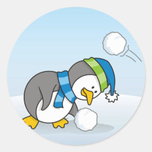 Adesivo Redondo Pequeno pinguim pegando uma bola de neve