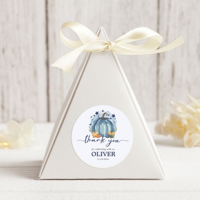 Adesivo Redondo Pequeno Rapaz Abóbora Chá de fraldas Azul Obrigado (roun sticker for party favors or envelopes baby boy blue baby shower fall pumpkin)