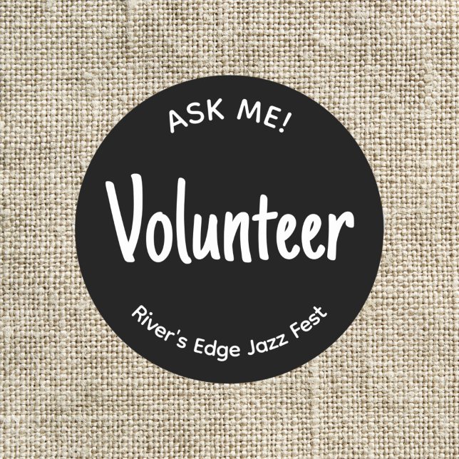 Adesivo Redondo Pergunte-me o Crachá do voluntário (Black and white Ask me volunteer sticker badge with custom name of event or organization.)