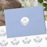 Adesivo Redondo Periwinkle Wildflower Wedde Bride e Nome de Groom<br><div class="desc">Vinhetas de casamentos de flores selvagens com nomes de noivas e noivos, data de casamento e flores selvagens delicadas. Este doce design floral tem flores silvestres femininas e delicadas numa paleta romântica e macia de lilás, travesseiro, púrpura pálida, lavanda e azul. Perfeito para primavera e casamento de verão. Para coordenar...</div>