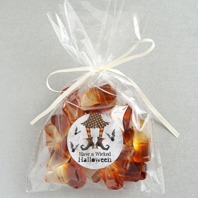 Adesivo Redondo Pernas e Morcegos das Bruxas Engraçadas (Cute party favor stickers for your Wicked Halloween Party!)