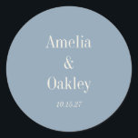 Adesivo Redondo Personalização de Casamento Elegante Azul e Dusty<br><div class="desc">Vinheta redonda clássica personalizada de casamentos herdados azuis e herdados minimalistas</div>