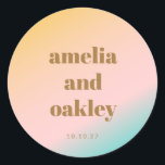 Adesivo Redondo Personalização de Casamento Exclusivo do Gradiente<br><div class="desc">Vibes de Praia de Verão Retro Vibes de Pastéis Clássicos Exclusivos de Casamento Personalizado</div>