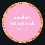 Adesivo Redondo Personalizado de Bat Mitzvah Laranja Cor-de-Rosa C<br><div class="desc">Adicione uma pop de diversão personalizada à sua comemoração com estes vibrantes adesivos personalizados! Apresentando um centro rosa lúcido rodeado por uma borda retrorfloral e geométrica em tons cor de laranja quente, amarelo e marrom, esses adesivos são perfeitos para um Bat Mitzvah ou qualquer evento especial. Destacando o nome e...</div>