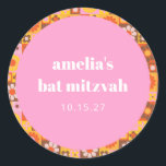Adesivo Redondo Personalizado de Bat Mitzvah Laranja Cor-de-Rosa C<br><div class="desc">Adicione uma pop de diversão personalizada à sua comemoração com estes vibrantes adesivos personalizados! Apresentando um centro rosa lúcido rodeado por uma borda retrorfloral e geométrica em tons cor de laranja quente, amarelo e marrom, esses adesivos são perfeitos para um Bat Mitzvah ou qualquer evento especial. Destacando o nome e...</div>