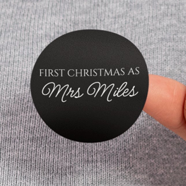 Adesivo Redondo Personalizado "Primeiro Natal como Sra." Apelido (Personalized 'First Christmas as a Mrs.' Surname Classic Round Sticker)