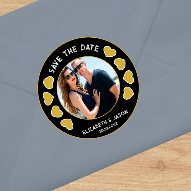 Adesivo Redondo Personalizado Salvar A Foto Do Casal De Data Perso (Custom Save the Date Photo and Hearts Classic Round Sticker)