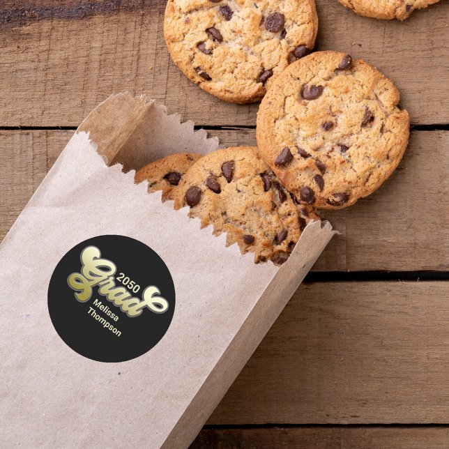 Adesivo Redondo Personalizar Favorito de Festa de formatura Dourad (Graduate "Grad" typography gift label sticker. )