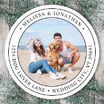 Adesivo Redondo Personalizar Foto Moderno Endereço de Retorno Simp<br><div class="desc">Adicione o toque final aos seus convites de casamento com estas fotos personalizadas e etiquetas de endereço personalizadas. Personalize com sua foto, nomes e endereço favoritos. Estas etiquetas de endereço simples podem ser utilizadas em qualquer e em todas as ocasiões. COPYRIGHT © 2020 Judy Burrows, Black Dog Art - Todos...</div>