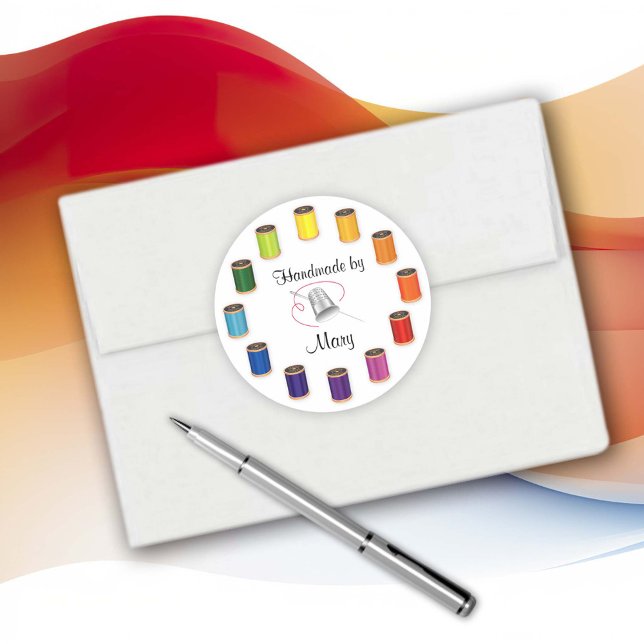 Adesivo Redondo Personalize a sua costura, o Thimble, a Agulha e o (Customize your stickers! Silver thimble, needle and vivid color wheel of threads design for artists!)