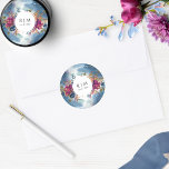 Adesivo Redondo Personalize, Celestial Floral Favor/Envelope Selo<br><div class="desc">Um belo selo do tema celeste ou adesivo de favor. Lado estrelado celeste com cor aquosa única com detalhes florais na área do monograma central para iniciais para casamentos ou nome para qualquer outro evento. Capacidade de adicionar a data abaixo ou qualquer outra mensagem curta. Capacidade de alterar a cor...</div>