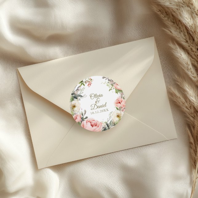 Adesivo Redondo Pêssego pálido e Casamento Floral Rosa Esbranquiça (Pale Peach and Blush Pink Floral Wedding Classic Round Sticker on a wedding envelope.)