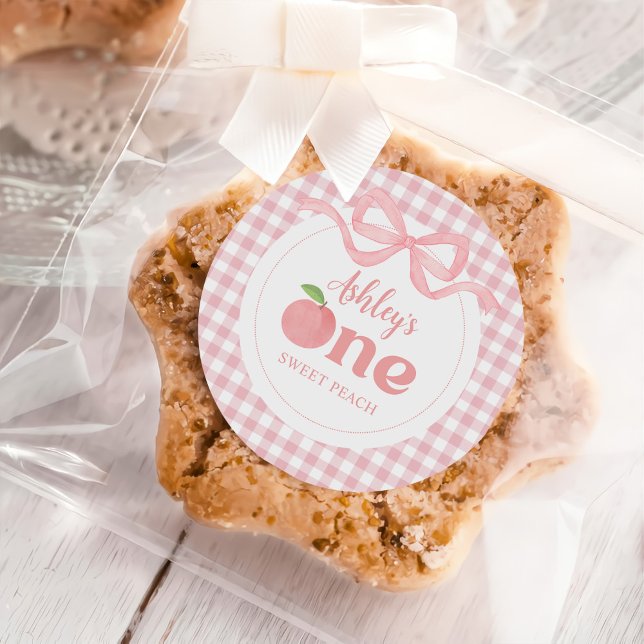 Adesivo Redondo Pêssego Rosa Gingham Primeiro Aniversário (Criador carregado)