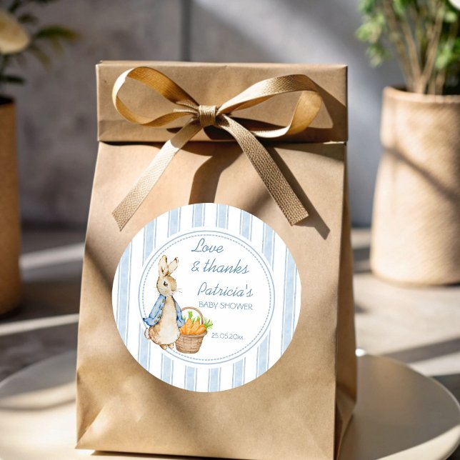 Adesivo Redondo Peter Coelho poeirento listras azuis chá de fralda (Peter rabbit dusty blue stripes baby shower favor classic round sticker)