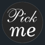 Adesivo Redondo Pick-me Sticker Preto<br><div class="desc">Este adesivo super fofo "me pegue",  faz um acessório de excelente para qualquer aperitivo,  sobremesa ou favor de comida. Coloque dois adesivos em uma palheta de dentes e decore suas comidas de dedos.</div>
