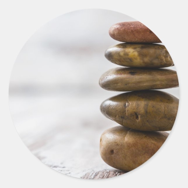 Adesivo Redondo Pilha de pedras de cor escura sobre fundo branco (Frente)