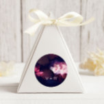 Adesivo Redondo Pincel Moderno Piscando Casou Monograma<br><div class="desc">Nossa coleção "Casamento de Pedras de Pincel Artístico Moderno" apresenta braçadeiras modernas em vermelho, roxo e azul com sotaques brancos combinados com um layout moderno e uma fonte elegante. Todas as informações são facilmente personalizáveis. Entre em contato conosco na loja para obter solicitações personalizadas. Verifique em nossa loja se há...</div>