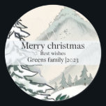 Adesivo Redondo Pine Rustic Winter Forest elegante chic Christmas<br><div class="desc">Elevem seu Decor de Férias com nosso Elegante e Na moda Natal e Vinheta de Ano Novo! Celebre a magia da estação com nosso versátil e colante de férias com uma mistura deliciosa de encanto rústico e elegância moderna. Adorado com um verde esmagador, este adesivo traz um toque de beleza...</div>